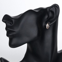 Vente en gros Bijoux mixtes pour femmes Boucles d'oreilles créoles Moisanit Huggie plaquées or 18 ct de Dubaï