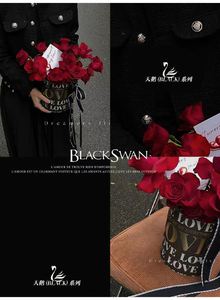 กล่องของขวัญทรงกลมลายหงส์กอดกัน ดีไซน์ใหม่ปี 2023 พิมพ์ลาย LOVE สำหรับใส่ดอกไม้สด เหมาะสำหรับร้านขายดอกไม้ - Product Image 6