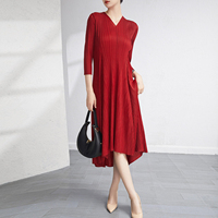 Robe plissée élégante col en V pour femme 2026, manches 3/4, ourlet asymétrique, robe midi plissée coupe ample couleur unie, vente en gros