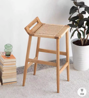 Chaise de tabouret de bar en bois de chêne rouge simple et moderne de style nordique A1122