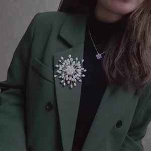 真珠花火スタイルブローチ、天然淡水真珠ブローチ、手作り織り米型おしゃれブローチ高品質 - Product Image 5