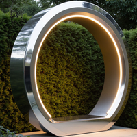 Sculpture extérieure abstraite moderne en acier inoxydable de grande taille avec éclairage pour hôtel, villa, parc BLVE