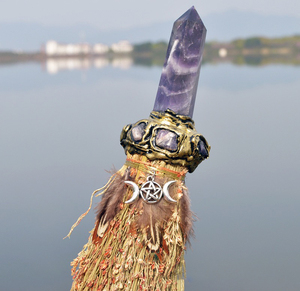 Escoba <span class=keywords><strong>de</strong></span> bruja hecha a mano <span class=keywords><strong>de</strong></span> gran tamaño al por mayor para escoba ritual Wiccan pluma varita <span class=keywords><strong>de</strong></span> cristal escoba <span class=keywords><strong>de</strong></span> bruja curativa - Product Image 5
