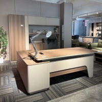 Ensemble de bureau de direction moderne et luxueux avec armoire murale LED, pieds sculpturaux inclinés et chaise pour suite de bureau complète de PDG