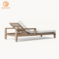 Chaise longue d'extérieur en teck massif avec coussin imperméable, lit de soleil en bois résistant aux intempéries avec accoudoirs pour piscine, jardin, villa