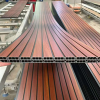 Panneau de plafond en PVC résistant à l'humidité pour la décoration intérieure, installation facile sur grilles en bois pour hôtels et hôpitaux