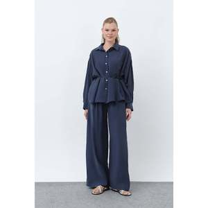 Conjunto Elegante de Dos Piezas para Mujer Puane en Azul Marino con Túnica con Detalle de Corte en la Espalda y Pantalones Cómodos para Uso en Todas las Temporadas - Product Image 1