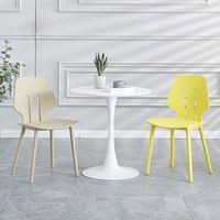 Échantillon gratuit, chaise de salle à manger en plastique PP empilable minimaliste aux couleurs personnalisées pour cuisine et restaurant
