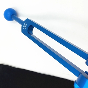 Diapason vibrant lesté anodisé bleu 136,1 Hz pour la thérapie par vibration, le yoga et la méditation des chakras - Vente en gros - Product Image 5