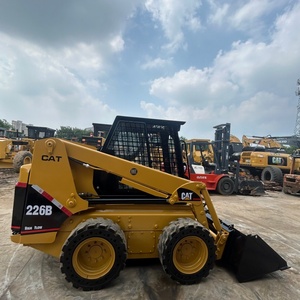 Chargeuse compacte sur pneus CAT 226B d'occasion, Caterpillar d'origine, faible nombre d'heures, bien entretenue, pour travaux agricoles et de construction, en stock, prête à être expédiée - Product Image 3