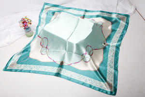 Vente en gros de foulards en satin de soie carrés de 90 cm avec logo personnalisé imprimé pour femmes, foulards pour la tête, bandana avec votre propre design YHK0046 - Product Image 4