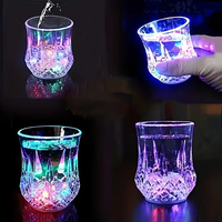 Tasses lumineuses brillent dans le noir fournitures de fête coloré LED tasse d'eau rougeoyante pour fête anniversaire noël