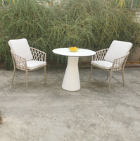 Design moderne, ensemble de canapés pour patio et jardin, chaise en osier ondulant, table d'extérieur en corde