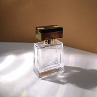 Flacon de parfum de luxe personnalisable en verre ondulé carré avec bouchon à vis, 100 ml, avec boîte d'emballage diffuseur à roseaux en soie, MOQ 100 pièces