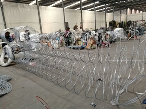 Fil barbelé galvanisé à double torsion BTO-22 CBT-65, bobines croisées en concertina, fil rasoir - Product Image 6