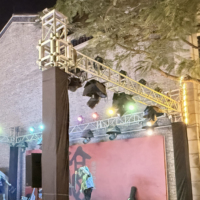 Sistema de elevación de aluminio para escenarios pequeños, luces, altavoces y pantallas, ideal para actuaciones al aire libre y efectos en conciertos pequeños.