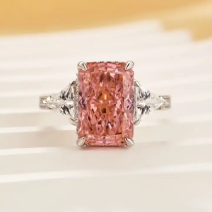 Anillo de Compromiso Clásico de Tres Piedras con Corte Radiante de Diamante Rosa Moissanite Chapado en Oro sobre Plata 925, Halo Oculto de Diamantes Blancos para Mujer - Product Image 6
