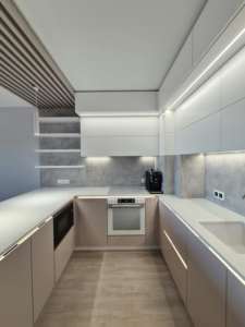 Cuisine moderne sur mesure en chêne de luxe avec plan de travail en quartz pour la décoration intérieure - Product Image 3