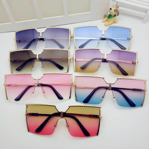 <span class=keywords><strong>Occhiali</strong></span> <span class=keywords><strong>da</strong></span> <span class=keywords><strong>sole</strong></span> <span class=keywords><strong>da</strong></span> <span class=keywords><strong>donna</strong></span> oversize quadrati di lusso in metallo di alta qualità popolari di vendita calda - Product Image 5