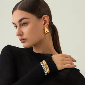 Low Key Luxe 18K Goud Roestvrij Staal Sieraden Schone Pasvorm Gladde Geometrische Driehoek Dikke Oorbel