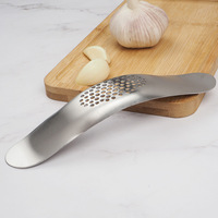 RVS knoflookpers, gebogen wiegende knoflookpers met flesopener, handmatige knoflookknijper, keukenhulpje