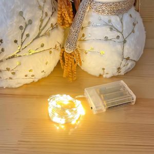 أضواء سلسلة نحاسية صغيرة للكريسماس تعمل بالبطارية، 10 أمتار، 100 مصباح LED، رفيعة للغاية، إضاءة دافئة بيضاء للاستخدام الداخلي مع صندوق بطارية - Product Image 4