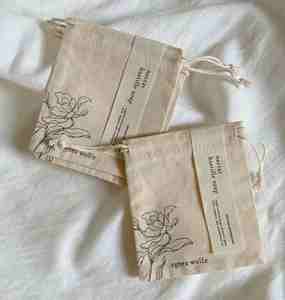 Sac cadeau de mariage en coton personnalisé avec cordon de serrage et housse anti-poussière pour les mariages et les occasions spéciales - Product Image 6