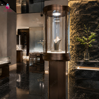 Sundo, boutique de bijoux et de montres de luxe, mobilier avec vitrine d'îlot sur mesure et présentoirs muraux pour clients haut de gamme