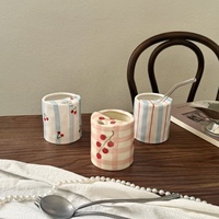 Mug de voyage en céramique rayé, peint à la main, avec trou en forme de cœur, tasse à café 10oz avec couvercle, cadeau de Fête des Mères pour elle