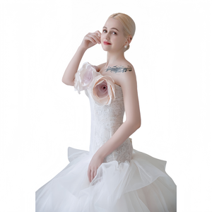 Grandioso abito da sposa bianco taglie forti-triplo dettaglio rosa e ampio treno per matrimoni a palazzo - Product Image 5