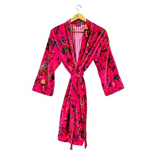 Bata de terciopelo rosa floral para mujer, de longitud completa, manga tres cuartos, cierre con cordón, suave y a la moda, para dormir - Product Image 1