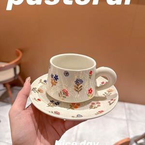 Ensemble de tasses à <span class=keywords><strong>café</strong></span> en céramique durable avec incrustation dorée florale et texture en relief pour le service de boissons dans les cafés et les restaurants - Product Image 3