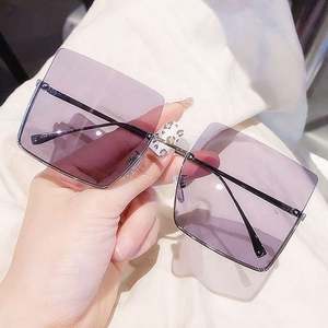 Gafas de Sol Cuadradas Extra Grandes de Media Montura para Mujer, de Aleación, con Degradado Negro y Azul, de Alta Calidad, Venta al por Mayor 2021 - Product Image 2