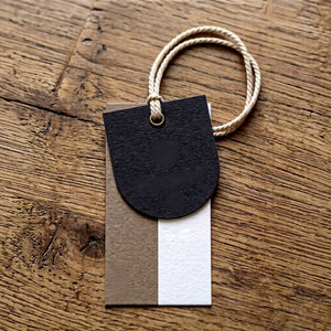 Étiquette en cuir pour vêtements avec cordon, découpée au laser, forme drapeau noir et marron pour étiquettes de vêtements - Product Image 1