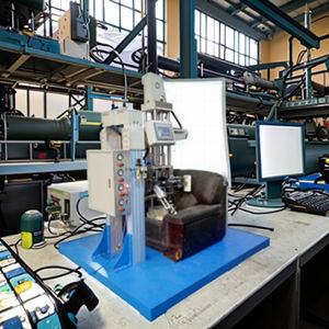 Testeur de durabilité des canapés conforme à la norme QB/T1952.1, équipement de test de meubles, marque HOTOTECH, protection IP55, puissance 1KW, tension 220V - Product Image 2