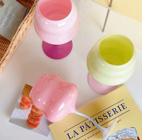 Verre à vin torsadé en forme de macaron Verres à vin en verre de haute qualité petits et élégants de style rétro de couleur crème.