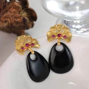 Boucles d'oreilles créoles vintage tendance géométriques en argent avec résine noire et feuille d'or, accessoires pour femmes - Product Image 5