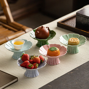 Plateau à fruits en céramique en forme de fleur, plat à collation en porcelaine sur pied, style simple, pour les fêtes - Product Image 3