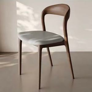 Chaise de salle à manger moderne - Chaise rembourrée élégante pour la maison et les intérieurs de café - Product Image 4