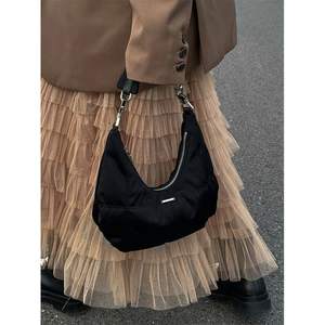 Bolso Bandolera de Terciopelo Negro con Diseño Vintage de Nubes Oscuras, Casual, con Cremallera y Forro de Poliéster para Mujer - Product Image 4