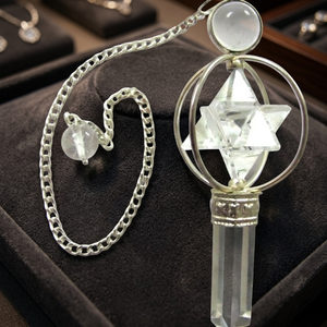 Collar con Péndulo de Cuarzo Transparente Natural, Corte Estrella Merkaba, Cadena de Plata, 50-60 mm, Cristal Curativo Hecho a Mano de Gujarat - Product Image 3