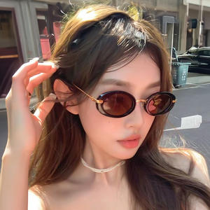 Gafas de sol retro ovaladas elegantes para mujer, montura de PC, lentes negras, protección UV400, tipo 3, diseño moderno para uso diario - Product Image 1