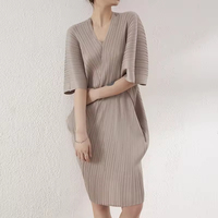 Robe décontractée plissée froncée Miyake d'été pour femme, taille naturelle, respirante, col en V, longueur genou, coupe ample, grandes tailles