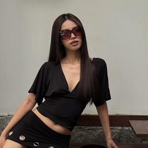 Haut décontracté plissé à col en V profond et manches courtes pour femme, avec détail de nouage au dos, taille ajustée et sexy, idéal pour les soirées estivales et le streetwear - Product Image 1