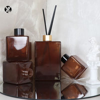 Bouteille d'huile d'aromathérapie d'arôme en verre carré bleu clair avec bâtons de diffuseur de roseau désodorisant bouteille de diffuseur de roseau en verre de parfum