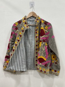 Chaqueta Étnica de Lujo con Bordado Suzani Indio, Chaqueta de Terciopelo Unisex para Primavera, Abrigo Boho Suzani para un Estilo Boho Elegante - Product Image 2