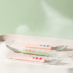 Vente en gros de cuillère à fruits à double tête pour aliments pour bébés cuillère à gratter la <span class=keywords><strong>boue</strong></span> des fruits en acier inoxydable en silicone pour nourrissons - Product Image 4