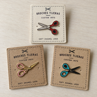 En gros, Pin's de revers en émail personnalisé en forme de ciseaux, Badge en émail pour coiffeur et barbier, avec logo personnalisé, cadeau pour coiffeur, avec carte de support