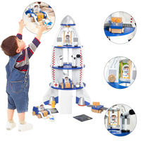 Un grand modèle de fusée spatiale bleu de démontage et d'assemblage faits à la main de jouets en bois pour enfants