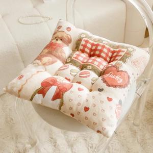 เบาะรองนั่งลายการ์ตูนวินเทจน่ารัก รูปทรงสี่เหลี่ยม ผ้าพลัฌ ช่วยลดแรงกด สำหรับเก้าอี้สำนักงาน นักเรียน ใช้ในบ้าน รองรับสะโพก - Product Image 1